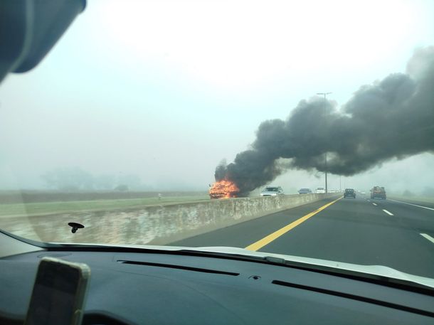 Se incendió un camión en la autopista Buenos Aires-La Plata en medio de la densa niebla