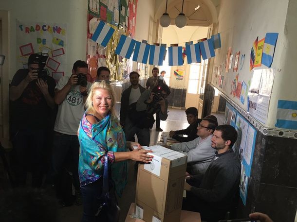 Carrió votó pasándole factura al principal asesor de Macri