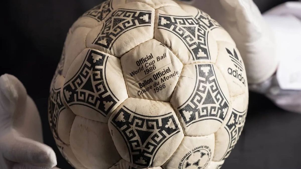 Subastaron la pelota de Diego Maradona contra Inglaterra en México 86: la fortuna que pagaron