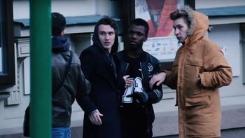 experimento social: ¿que harias si sos testigo de la golpiza a un joven negro? experimento social: ¿que harias si sos testigo de la golpiza a un joven negro?