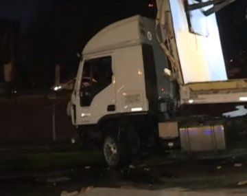 Caos en Acceso Oeste por un camión que volcó su carga