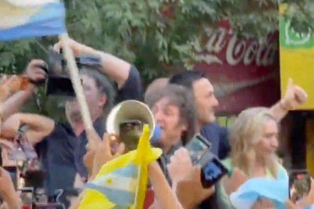 Tensión con Javier Milei en Mendoza: logró caminar 10 minutos con un megáfono