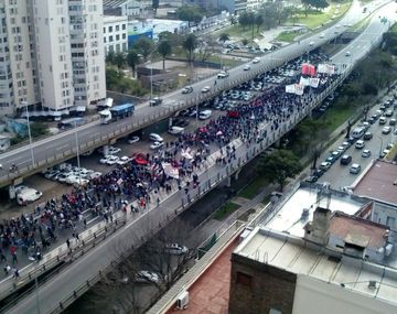 Corte en Puente Pueyrredón: manifestantes marchan hasta el Ministerio de Desarrollo