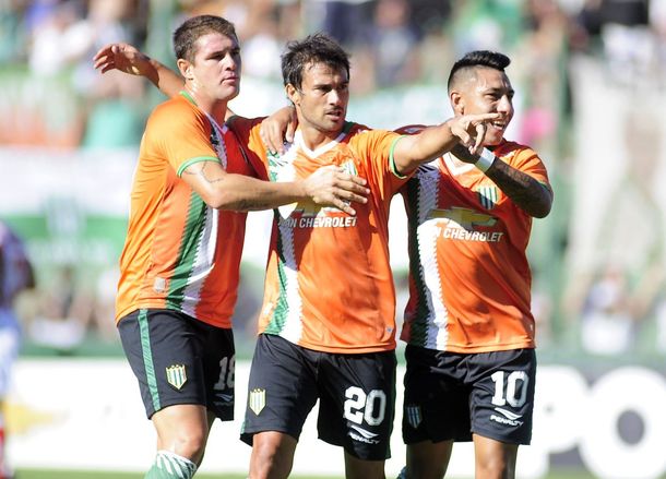 Los jugadores de Banfield celebran uno de los tantos ante Unión
