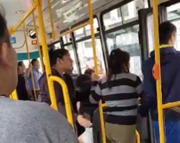 Un chofer de la línea 28 amenazó con una picana a una familia que no podía pagar el boleto