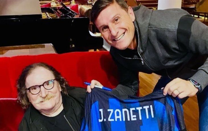 Encuentro emotivo: Charly García y Javier Zanetti intercambiaron regalos 