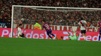 san lorenzo, con uno menos, le gana 1-0 a river en el monumental san lorenzo, con uno menos, le gana 1-0 a river en el monumental
