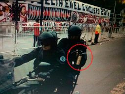 cobarde e insolita agresion con gas pimienta de un policia a hinchas de river cobarde e insolita agresion con gas pimienta de un policia a hinchas de river