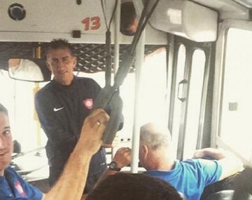 Insólito: Bauza debió llegar en colectivo a Aeroparque
