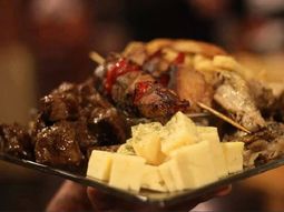 Fingió atragantarse con un preservativo para no pagar la cuenta del restaurante