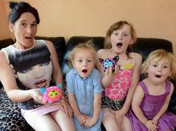 una madre denuncia que un muneco que le regalo a sus hijas dice malas palabras una madre denuncia que un muneco que le regalo a sus hijas dice malas palabras