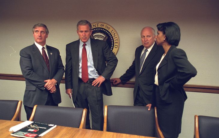 Bush, rodeado por su vicepresidente y Condoleeza Rice