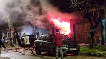 explosion e incendio en lanus: un auto estallo y dejo a un hombre al borde de la muerte explosion e incendio en lanus: un auto estallo y dejo a un hombre al borde de la muerte