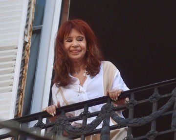 Militantes se concentraron frente a la casa de Cristina por el 8M y pidieron por su libertad