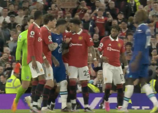 La bronca de Enzo Fernández con los jugadores del Manchester United tras la goleada al Chelsea