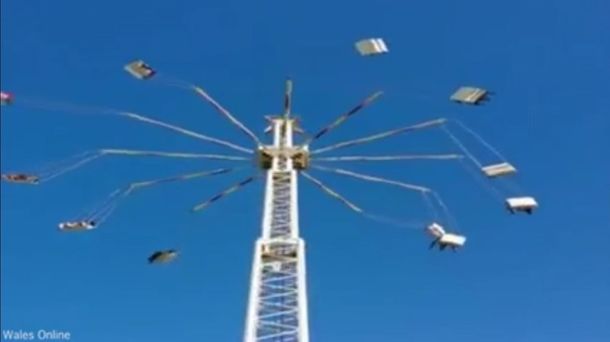 Chocan dos vagones de un juego de un parque de diversiones a 60 metros de altura