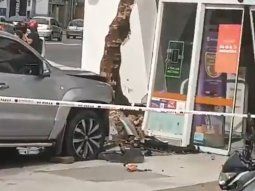 Impresionante choque en Caballito: una camioneta se incrustó en una farmacia