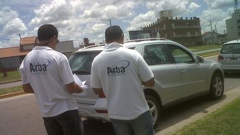 para evadir impuestos, registraron 1.500 autos de lujo en un baldio para evadir impuestos, registraron 1.500 autos de lujo en un baldio