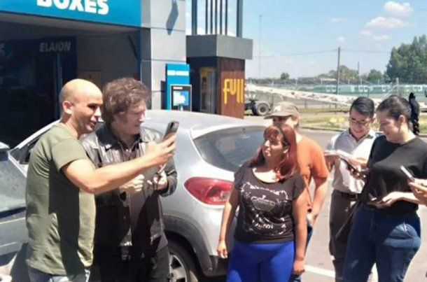 El acting de Javier Milei: dijo que intentó cargar nafta pero fue a sacarse fotos