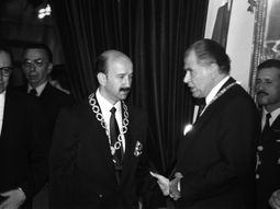 Los presidentes Carlos Salinas de Gortari (de México) y Patricio Aylwin (de Chile) firman un Tratado de Libre Comercio en 1991. Los presidentes Carlos Salinas de Gortari (de México) y Patricio Aylwin (de Chile) firman un Tratado de Libre Comercio en 1991.