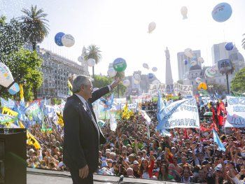 Alberto Fernández en Plaza de Mayo por el Día del Militante
