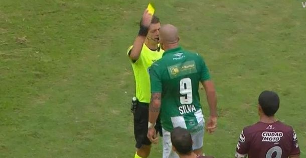 El ataque de furia de Santiago Silva contra el árbitro Germán Delfino