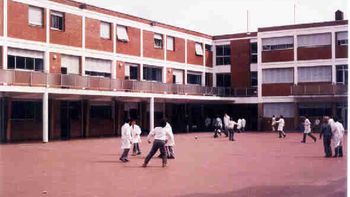 despues de 16 anos, denuncia que un profesor abuso de el