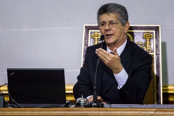 El nuevo presidente de la Asamblea venezolana retiró los cuadros de Chávez