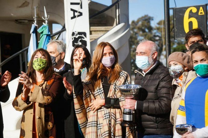 Victoria Tolosa Paz reivindicó al turf en el Premio Eva Perón en La Plata, disputado con jocketas