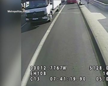 Empuja a una mujer contra un colectivo