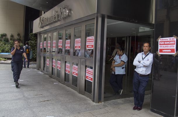 Los bancos amanecieron empapelados con información sobre el paro