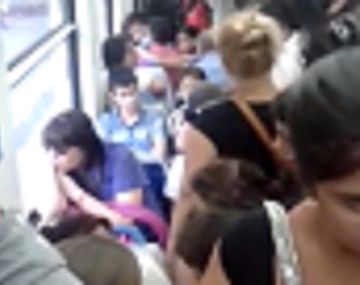 Violenta reacción de mujer con un bebé en el tren