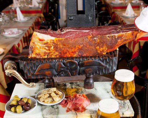 Este bodegón porteño cuenta con platos típicos de España que son un deleite para los paladares de los comensales.