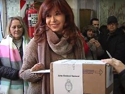Cristina Kirchner votó en Río Gallegos, se sacó fotos y no habló con la prensa