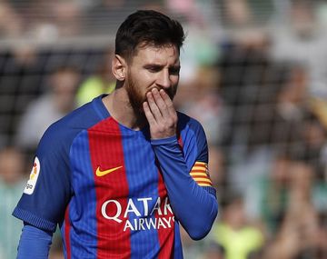 Lionel Messi, pensativo ante el Betis