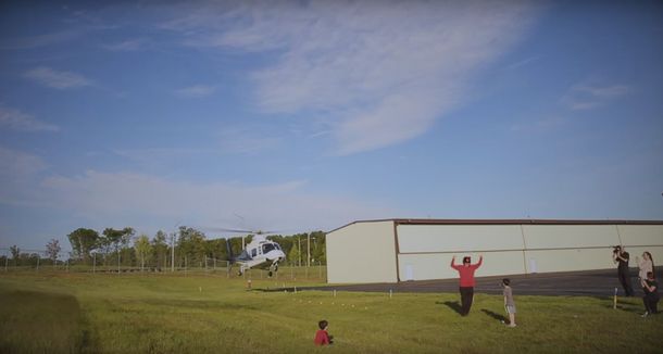 VIDEO: El padre le sacó un diente de leche a su hijo con un helicóptero