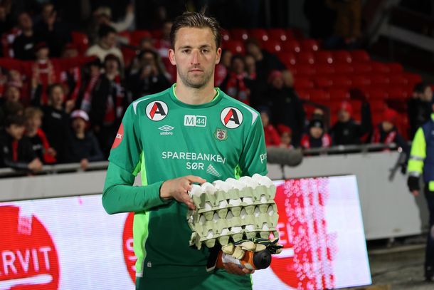 Noruega: un jugador recibió 4 maples de huevos como premio al mejor del partido