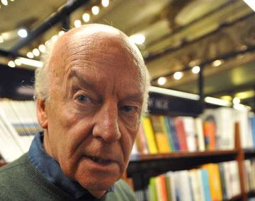 Eduardo Galeano está estable en una clínica de Montevideo