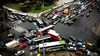 un tenista suizo, conmovido por el transito porteno un tenista suizo, conmovido por el transito porteno