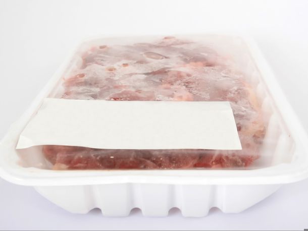 Te dormiste y tenés el asado en el freezer: leete esta receta casera para descongelar carne en minutos y chau problema