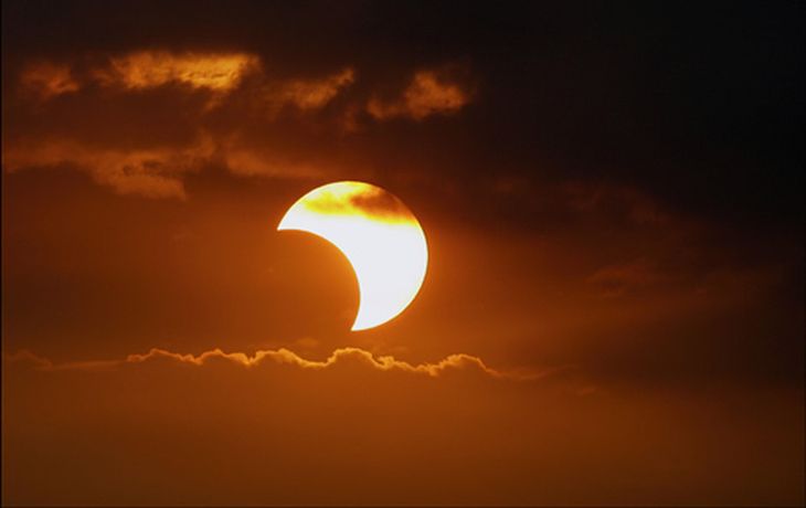Así fue el espectacular y último eclipse solar del año
