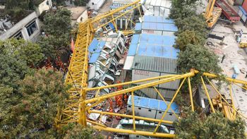 unas 12 personas murieron y dos estan desaparecidas tras caer una grua unas 12 personas murieron y dos estan desaparecidas tras caer una grua