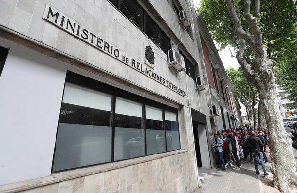 Senadores del Frente Amplio pidieron explicaciones al Ministerio de Relaciones Exteriores por el documento destruido por el exasesor presidencial Roberto Lafluf.
