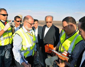 Recuperaron una caja negra y 129 cuerpos del avión ruso derribado en Egipto