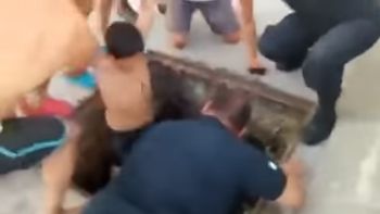 dramatico rescate de dos nenes que se los llevo el agua dramatico rescate de dos nenes que se los llevo el agua