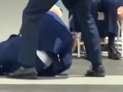El video de la terrible caída de Joe Biden en un acto