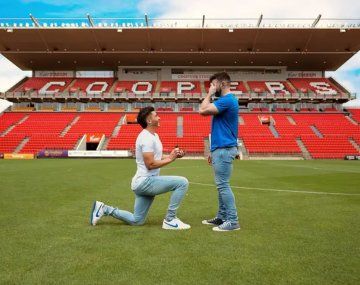 Josh Cavallo pidió casamiento a su novio en el estadio de su equipo y se volvió viral