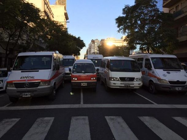 Caos de tránsito por un piquete de combis en Diagonal Sur y Piedras
