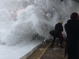 Un tren llena de nieve a quienes lo esperaban Un tren llena de nieve a quienes lo esperaban