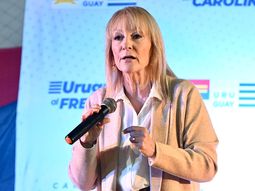 A pesar de que se sumó a la junta de firmas por el plebiscito del PIT-CNT contra la reforma de la seguridad social, Carolina Cosse puso en duda que eventualmente lo acompañe en las elecciones. A pesar de que se sumó a la junta de firmas por el plebiscito del PIT-CNT contra la reforma de la seguridad social, Carolina Cosse puso en duda que eventualmente lo acompañe en las elecciones.